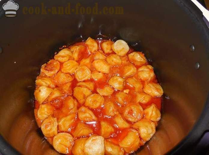 Knedle v multivarki dusené v omáčke z kyslou smotanou a paradajkami - ako variť knedle v multivarki - jednoduchý recept s fotografiou