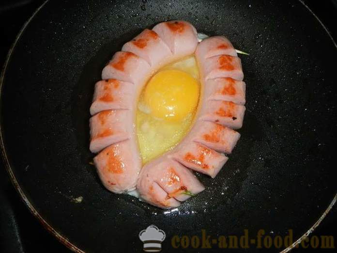 Lahodné a krásne vajíčka s klobásou v člne na raňajky - ako variť vyprážané vajcia vyprážané vajcia v panvici salámy - jednoduchý krok za krokom recept fotografiách