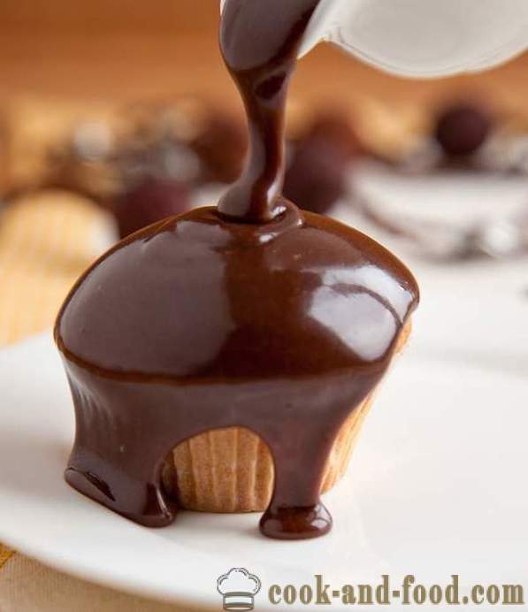 Varené sladkosti kyslou smotanou námraza na kakao tortu, torta, koláče