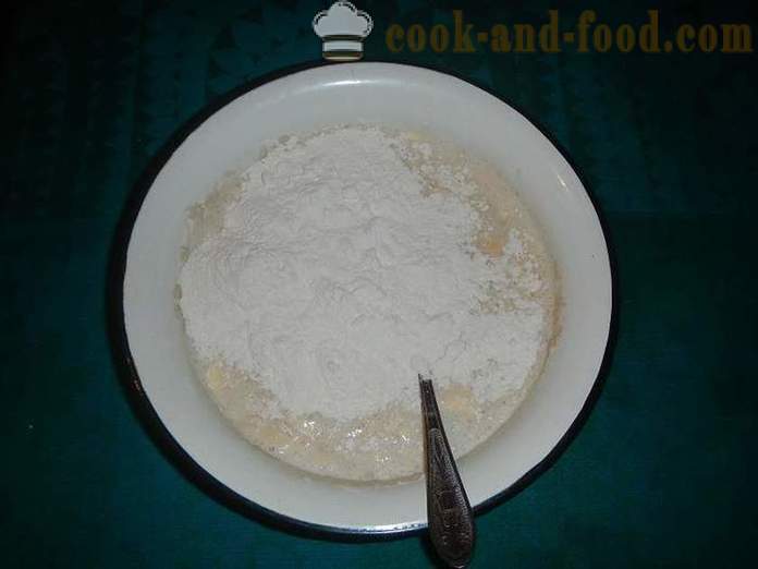 Kvasinkové koláče s čerešní v rúre - krok za krokom recept na kysnuté cesto pre koláče s sušeného droždia (s fotografiou).