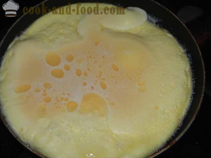 Delicious vzduchu palacinka s kyslou smotanou v panve - ako variť miešané vajíčka so syrom recept krok za krokom s fotografiami.