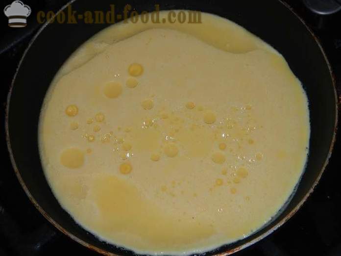 Delicious vzduchu palacinka s kyslou smotanou v panve - ako variť miešané vajíčka so syrom recept krok za krokom s fotografiami.