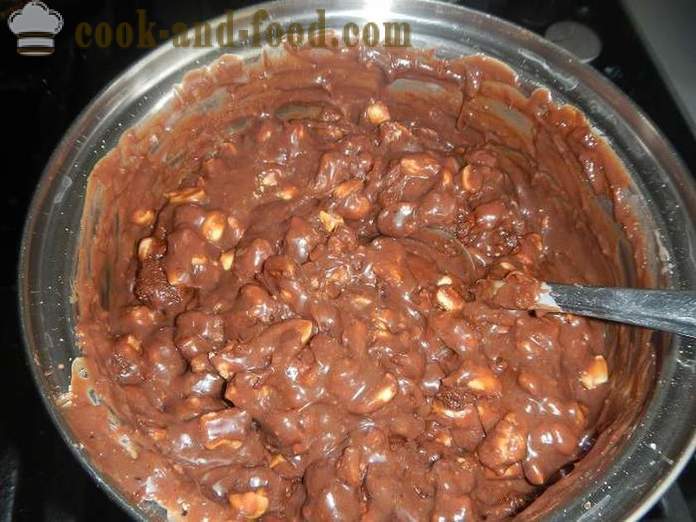 Domáce čokoládové sušienky klobása s kondenzovaným mliekom a orechy, bezvaječné - krok za krokom recept na čokoládový salámu, s fotkami.