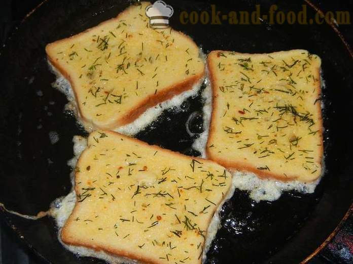 Toast z bieleho chleba s vajcami: sladkú, soľou a cesnakom. Ako vyrobiť chutné krutónmi v panvici - krok za krokom recept s fotografiami.