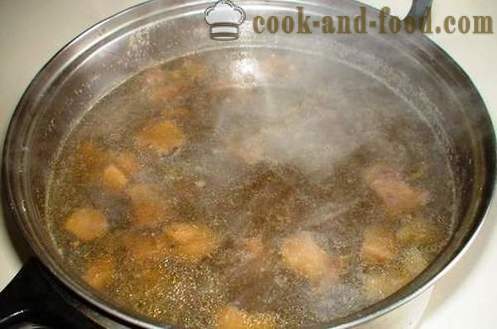 Hubová polievka s hubami a zemiakmi - lahodná, rýchly a uspokojujúce. Recept s fotografiami.