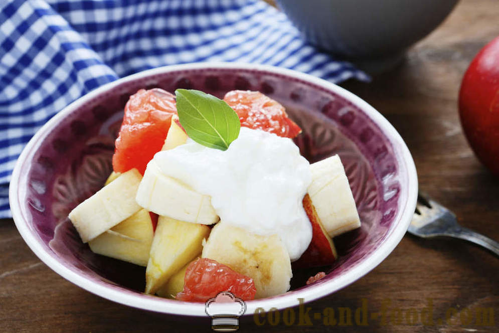 Vynikajúce raňajky: ovocný šalát s jogurtom